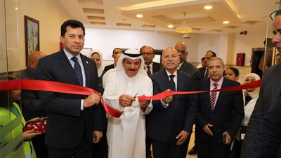 وزير الشباب ومحافظ القاهرة يسلمان عقود دعم 82 مشروعًا للأسر الأكثر احتياجا في مركز شباب التكوين المهني بالأميرية