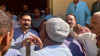 وكيل وزارة الزراعة يتابع أزمة صرف الأسمدة بقرية نزلة عمارة بسوهاج ويؤكد: نفحص الشكاوى لحلها