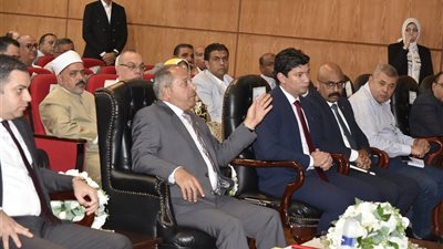 100 كرسي متحرك لخدمة كبار السن.. محافظ بورسعيد: نقف على مسافة واحدة من المرشحين وندعو للمشاركة