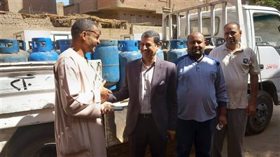 تموين سوهاج تطلق سيارات متنقلة لبيع السلع الغذائية بأسعار مخفضة في قرية برخيل| صور