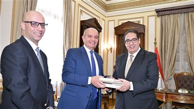 رئيس جامعة القاهرة يؤكد توفير الإمكانيات المتاحة لدعم الطلاب الوافدين وتخريج كوادر متميزة