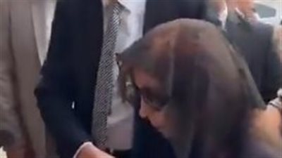 تتكئ على الحضور.. فيروز تستقبل العزاء في نجلها زياد الرحباني لليوم الثاني