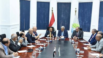 أبزرها الحد الأدنى للأجور.. رئيس القابضة لمياه الشرب يوافق على عدة قرارات بشأن العاملين في شركات المياه