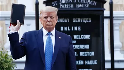 أمريكا تتجه لتكون دولة دينية.. إدارة ترامب تسمح للموظفين الفيدراليين بالترويج لمعتقداتهم الدينية
