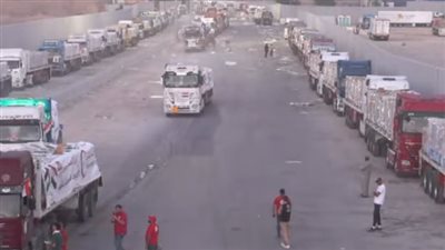 القافلة الـ17 للمساعدات الإنسانية تصطف استعدادًا لعبور معبر رفح إلى غزة