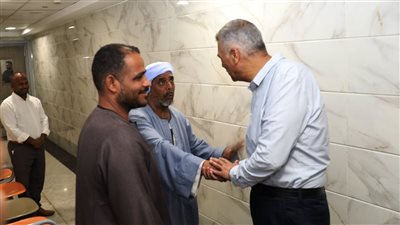 محافظ أسوان يوجه بسرعة الانتهاء من المبنى الجديد لقسم الغسيل الكلوي بمستشفى كوم أمبو