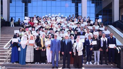 فرحة كبيرة.. رئيس جامعة سوهاج يشهد حفل تخريج 643 طالبا وطالبة بالدفعة الثانية لكلية التربية النوعية