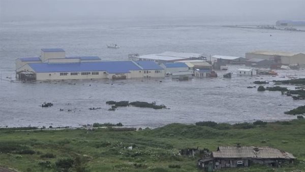 تسونامي يضرب مناطق