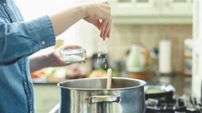 القاتل الصامت.. تأثير استهلاك الملح الزائد في الوجبات