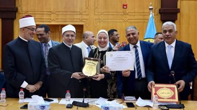 مجلس جامعة الأزهر ولجنة خدمة المجتمع يكرّمان الدكتورة هناء العبيسي تقديرًا لجهودها وإنجازاتها بكلية الطب بنات 