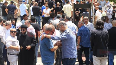 تأثر نجوم الفن لحظة خروج جثمان لطفي لبيب من كنيسة مارمرقس