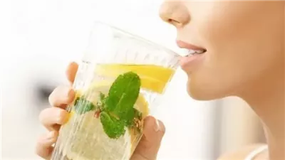 مشروبات مرطبة للجسم تفوق الماء.. ماذا يحدث لجسمك عند إضافة الملح إليها؟
