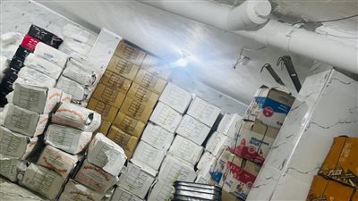 ضبط كميات كبيرة من الأغذية الفاسدة داخل مخزن كشري شهير ببنها 