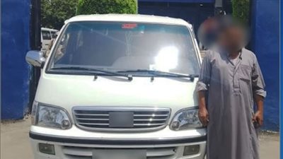 كان بيختصر الطريق.. ضبط سائق ميكروباص لسيره عكس الاتجاه في الشرقية