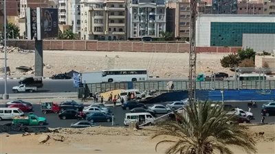 سيارة ميكروباص تصطدم بحاجز الأتوبيس الترددي أعلى الطريق الدائري