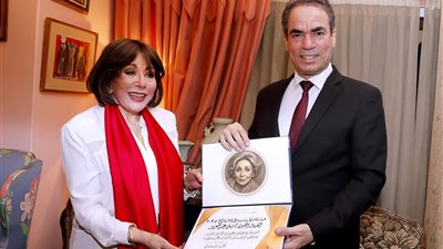 منح وسام ماسبيرو للفنانة الكبيرة لبنى عبد العزيز