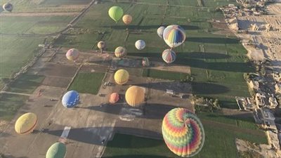 رغم لهيب الصيف.. رحلات البالون الطائر في الأقصر تنتعش بإقبال سياحي لافت