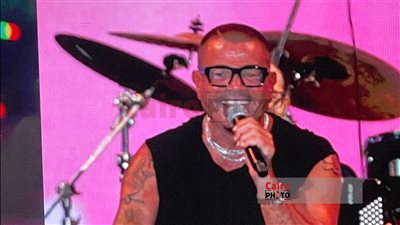 أخص بالذكر عمرو مصطفى.. عمرو دياب يشكر صناع ألبومه الجديد