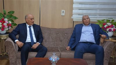 عقب توليه مهام منصبه.. محافظ الوادي الجديد يقدم التهنئة لمدير أمن المحافظة