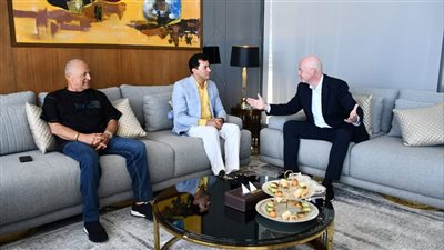 وزير الرياضة وأبو ريدة يلتقيان إنفانتينو أثناء قضاء إجازته بالعلمين