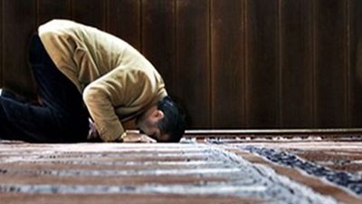 هل التحدث مع الله في السجود يبطل الصلاة؟.. أمين الفتوى يجيب