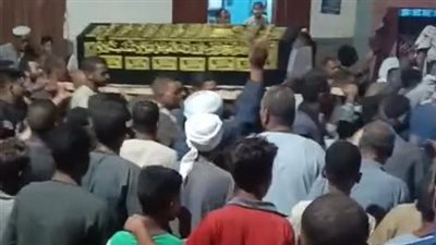 بالزغاريد والتصفيق.. جنازة أحد الصوفية تثير الجدل في قرية الكوم الأحمر بقنا | فيديو 