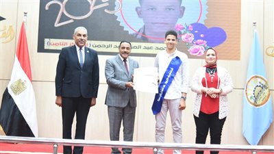 فرحة وزغاريد.. محافظ مطروح يكرم أوائل الشهادة الثانوية العامة والأزهرية والدبلومات الفنية والتمريض 
