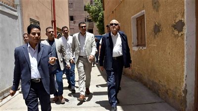 محافظ الأقصر يتابع تطوير منشآت البياضية ويوجّه بإعادة تشغيل مكتب الصحة لخدمة المواطنين