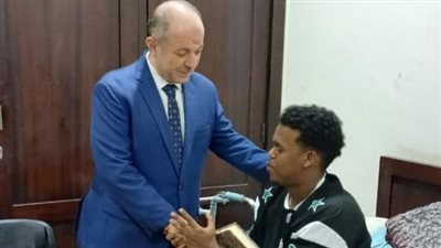أهداه نسخة من القرآن.. رئيس البعوث الإسلامية يزور الطالب الصومالي محمد خليف بعد إجرائه عملية جراحية