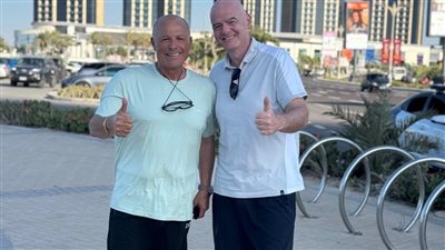 هيئة البث الإسرائيلية: رئيس فيفا يتجوّل بـ الشبشب في مدينة مصرية