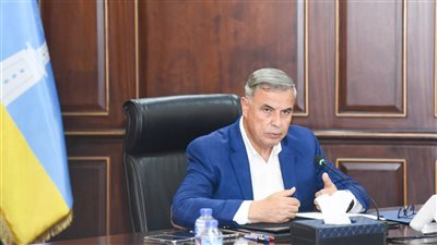 لطلبه إكرامية من الرواد.. محافظ الإسكندرية يوجّه بفصل عامل بشاطئ النخيل