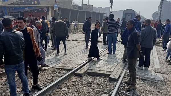 تجمع المارة بأحد