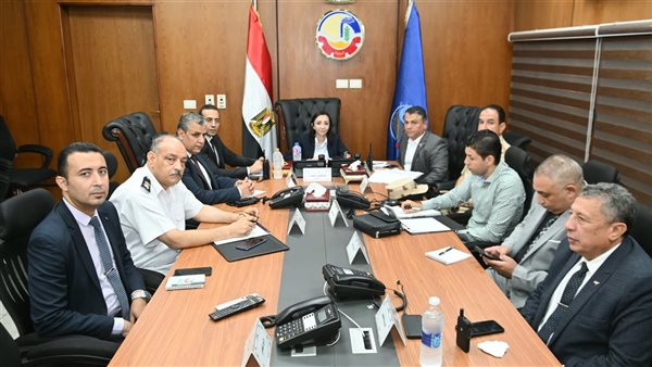 محافظ البحيرة خلال