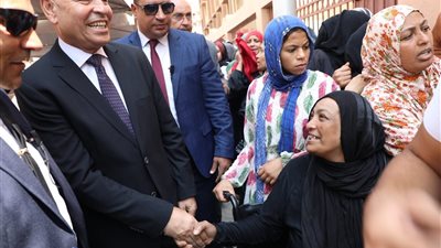 محافظ القاهرة يتفقد لجنة مدرسة تحيا مصر 1 الإعدادية بنات بالأسمرات للاطمئنان على سير العملية الانتخابية