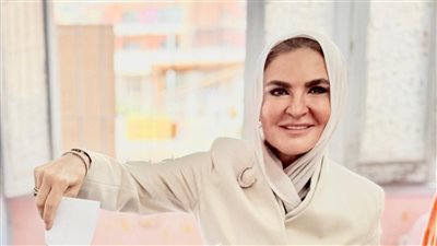 سحر نصر تدلي بصوتها في انتخابات مجلس الشيوخ بمعهد فتيات مصر الجديدة