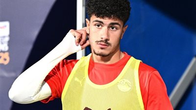 محمود لبيب لاعب منتخب الشباب يلفت نظر ريبيرو خلال الودية