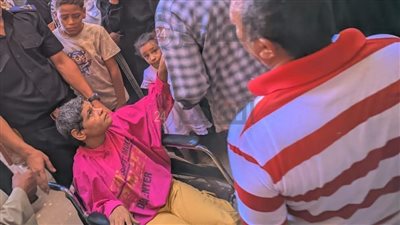 حقي أشارك.. فتاة من ذوي الهمم تدلي بصوتها في انتخابات الشيوخ على كرسي متحرك بقنا