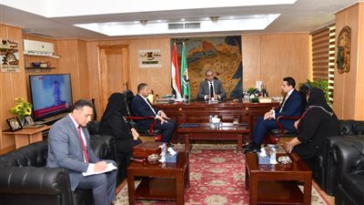 محافظ الفيوم يناقش آليات مواجهة القضايا السكانية وتحليل مؤشرات الوضع الراهن بالمحافظة