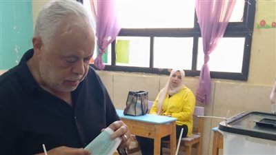 أشرف زكي نقيب المهن التمثيلية يدلي بصوته في انتخابات مجلس الشيوخ 2025