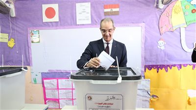 وزير الاتصالات يدلي بصوته في انتخابات مجلس الشيوخ.. ويدعو المواطنين لاستكمال المسيرة الديمقراطية