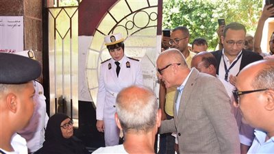 محافظ الأقصر لمسنة على كرسي متحرك خلال الإدلاء بصوتها: بشكرك لأنك جيتي تنتخبي رغم ظروفك الصحية