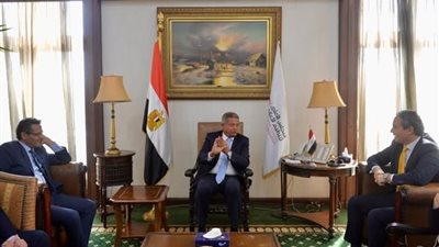 رئيس الأعلى للإعلام يعقد اجتماعًا مع نقيبي الإعلاميين والصحفيين ورئيس رابطة النقاد الرياضيين