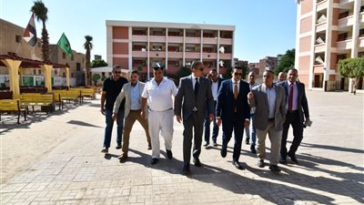 محافظ الفيوم يتفقد عددًا من لجان انتخابات مجلس الشيوخ | صور 