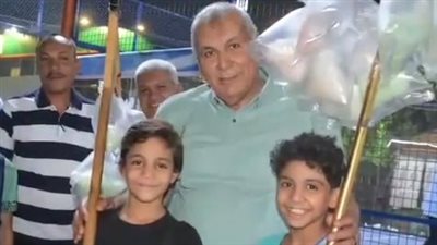 مكافأة وإشادة من محافظ الوادي الجديد لطفلين يبيعان حلوى غزل البنات بشوارع الخارجة |صور