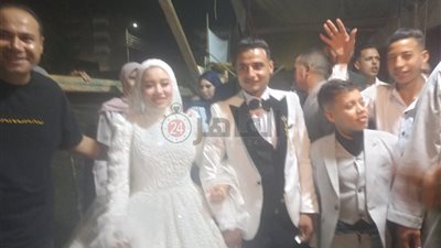 قلنا واجب ولازم نعمله.. عروسان يصوتان في انتخابات الشيوخ بملابس الزفاف بالفيوم