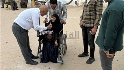 لفتة إنسانية.. رئيس لجنة بالفيوم يتوجه لـ مسنة خارج اللجنة لمساعدتها على التصويت في انتخابات الشيوخ