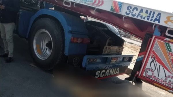 أب يدهس ابنه عن طريق