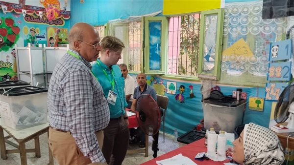 وفد أجنبي يتفقد انتخابات