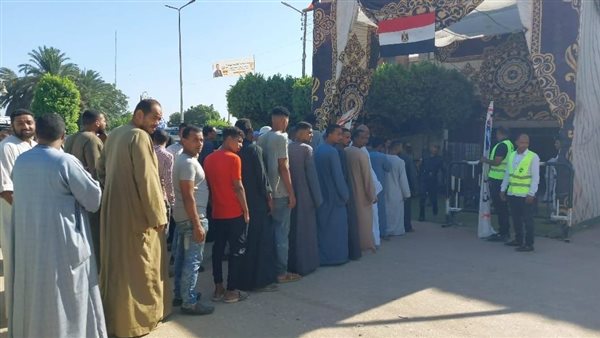 طوابير أمام لجان