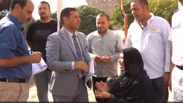 القاضي يخرج لمسنة